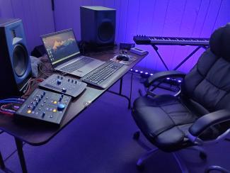 Stewdio desk fully loaded with Pro Tools, Waves Diamond Bundle, Antares, Reason