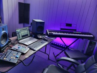 <b>Stewdio</b> desk fully loaded with Pro Tools, Antares Auto-Tune, Reason, and Waves 💎