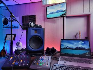 <b>Stewdio</b> desk | Sunday music day all day. Featuring "Sherbert" lighting program, it swirls around the colors between the lights too. Delicious eye candy 👀🍭